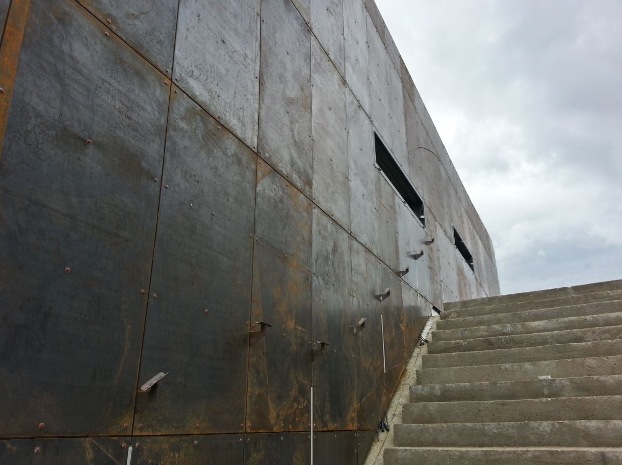 Escalier extérieur et paroi en corten(c)OT Gergovie - © OT Gergovie Escalier extérieur et paroi en corten(c)OT Gergovie