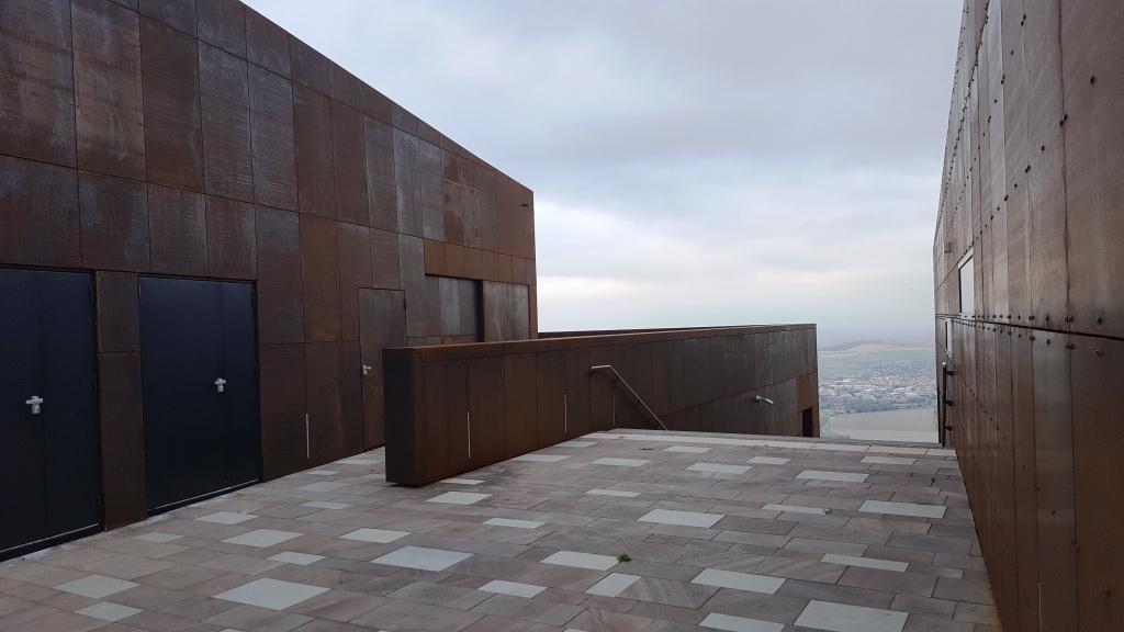 Parvis Maison de Gergovie octobre 2017