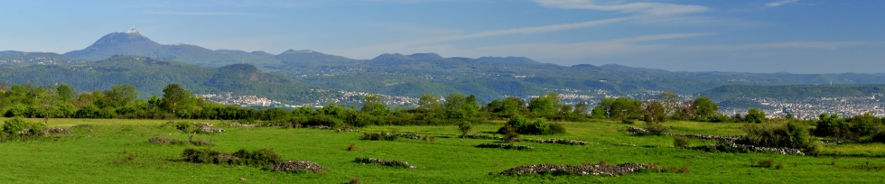 Vue du plateau de Gergovie sur la chaîne des puys