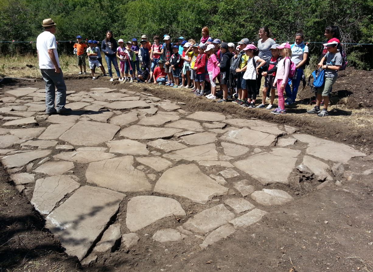 Découverte du dallage - Gergovie Fouilles 2015