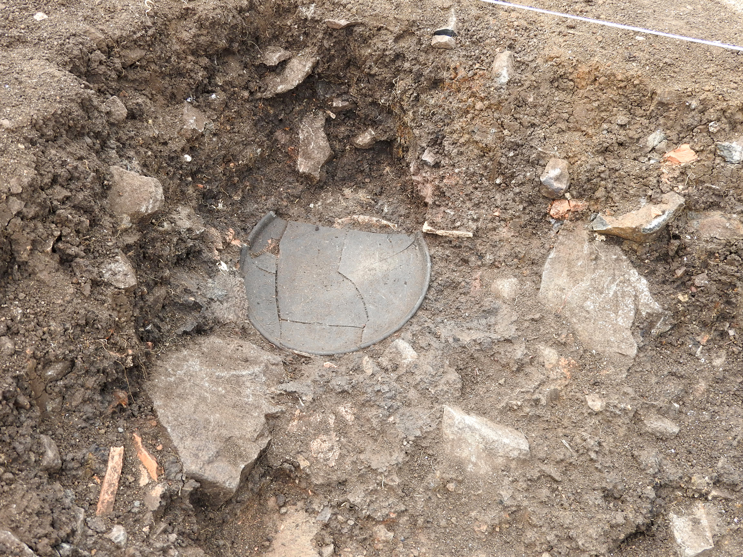 Assiette gauloise, presque complète, au moment de la découverte - Fouille Gergovie 2015