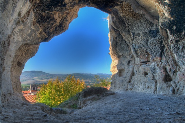 Habitat troglodytique de Monton vue de l'intérieur| office de tourisme Gergovie Val d'Allier - théâtre - musique - rire - 