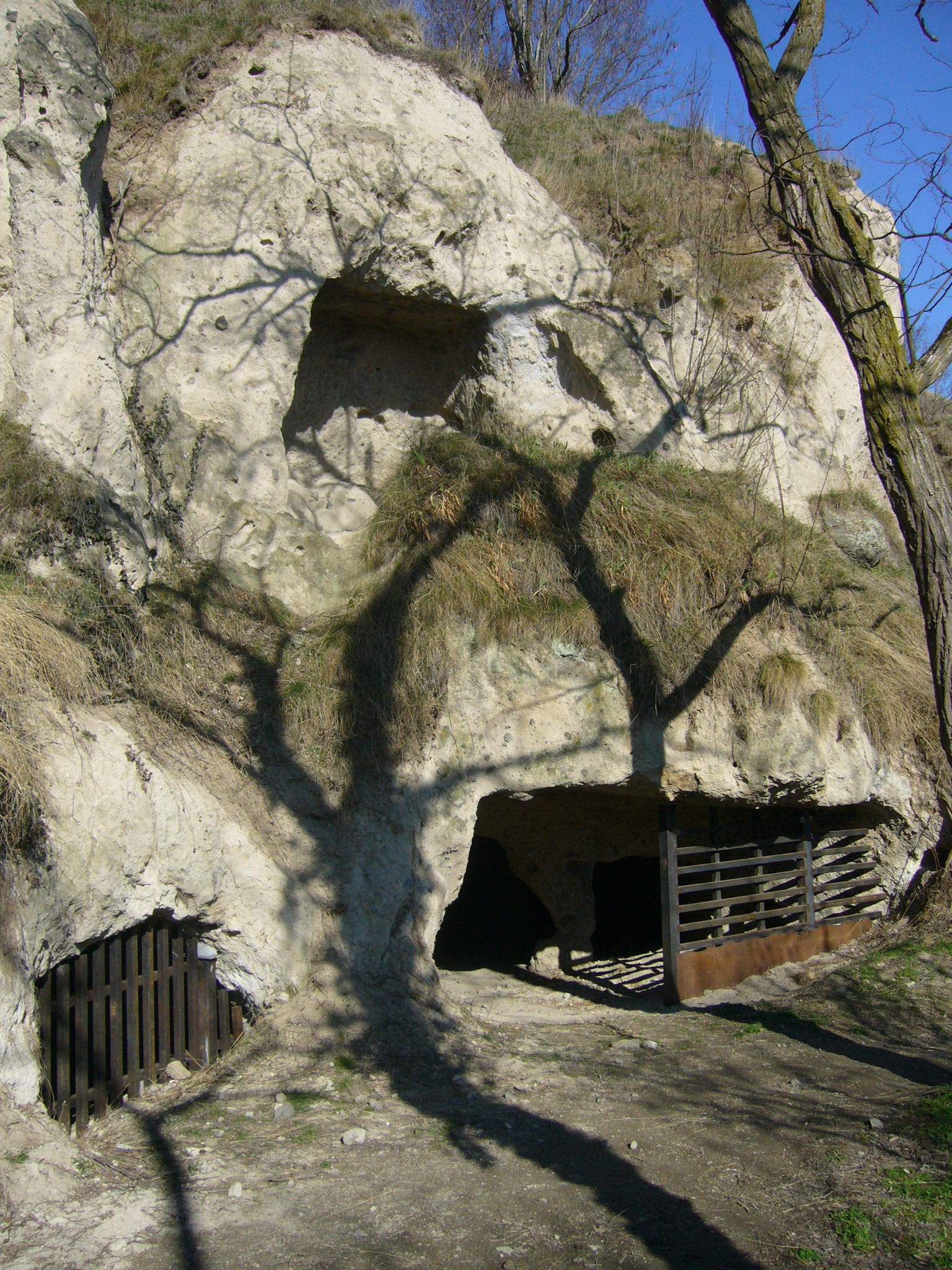 Habitat troglodytique de Monton- office de tourisme Gergovie Val d'Allier - théâtre - musique - rire - 