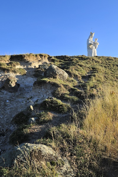 Sentier d'accès à la Vierge de Monton- office de tourisme Gergovie Val d'Allier - théâtre - musique - rire - 